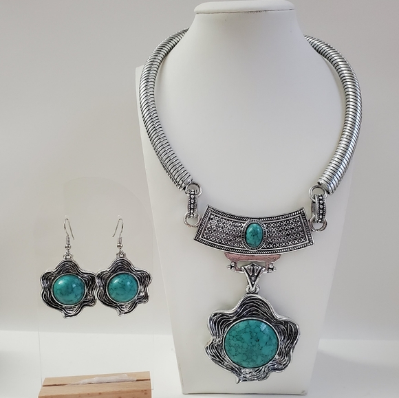 Cleopatra Turquoise Blossom Necklace with Earrings - Picture 2 of 9